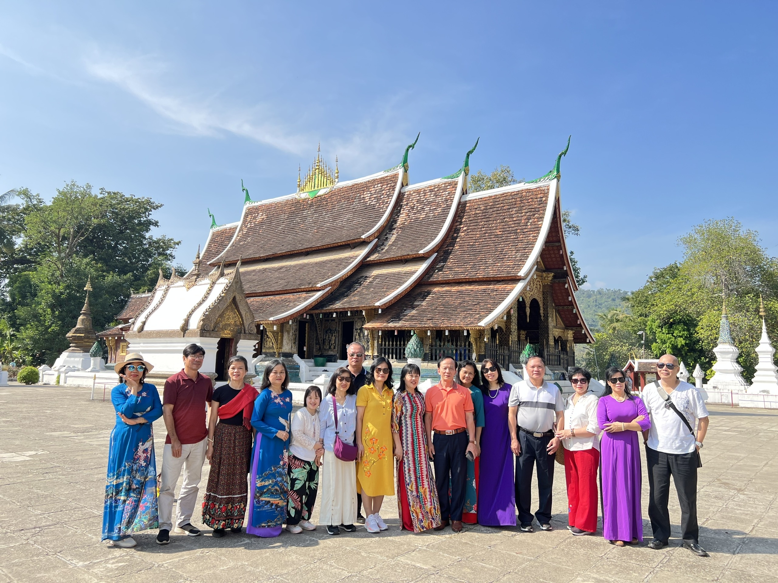 Đoàn ĐH Pháp Lý Hà Nội - Tour Lào Khám Phá Đất Nước Triệu Voi