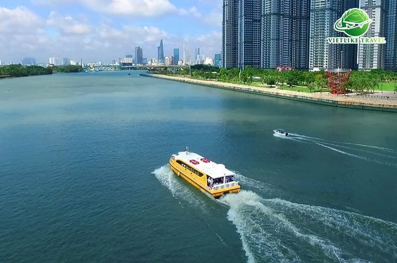 Trải nghiệm xe buýt trên sông khi du lịch TP. HCM