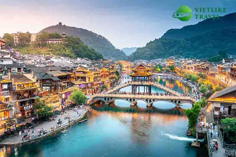 Trương Gia Giới - Phượng hoàng cổ trấn nổi bật trên bản đồ du lịch Trung Quốc