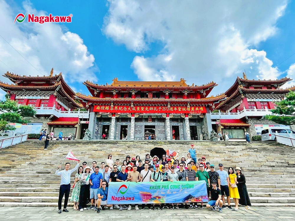 Đoàn Nagakawa chụp ảnh lưu niệm tại Phố cổ Thập Phần