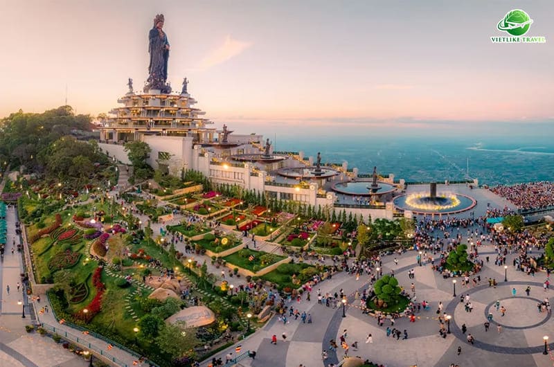 Tượng Phật Quan Âm trên đỉnh núi Bà Đen