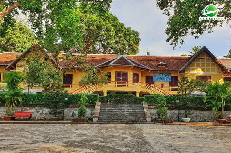 Tham quan tại Biệt Điện Bảo Đại trong tour du lịch Tây Nguyên