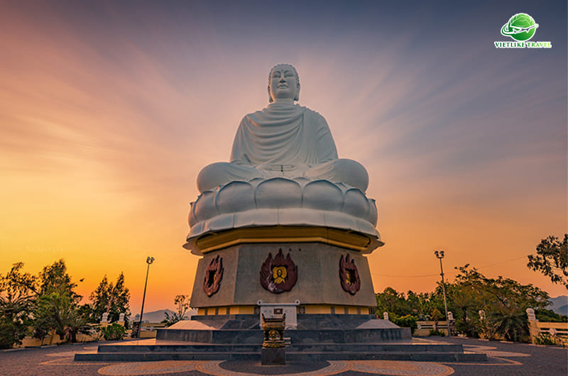 Tượng Phật trong chùa Long Sơn