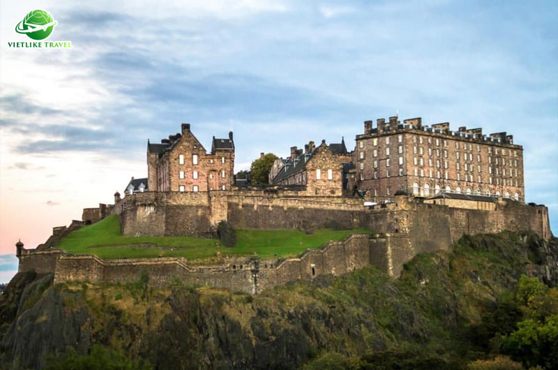 Lâu đài Edinburgh cổ kính trong chuyến du lịch châu Âu