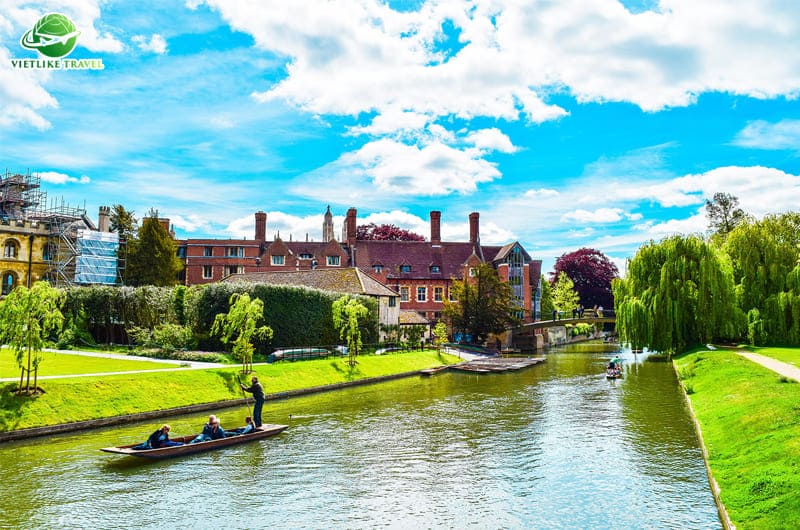 Thư thả chèo thuyền trên sông Cam