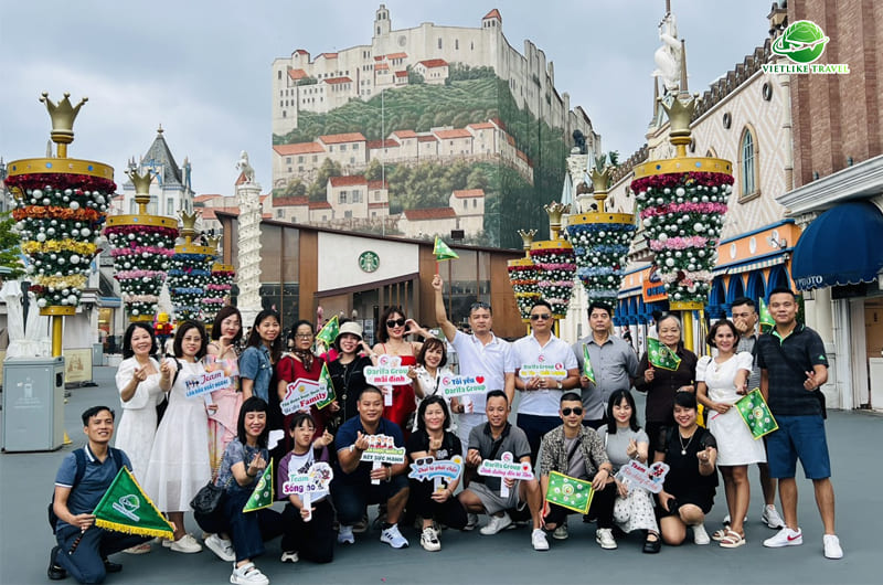 Du khách chụp hình tại Everland khi du lịch Hàn Quốc