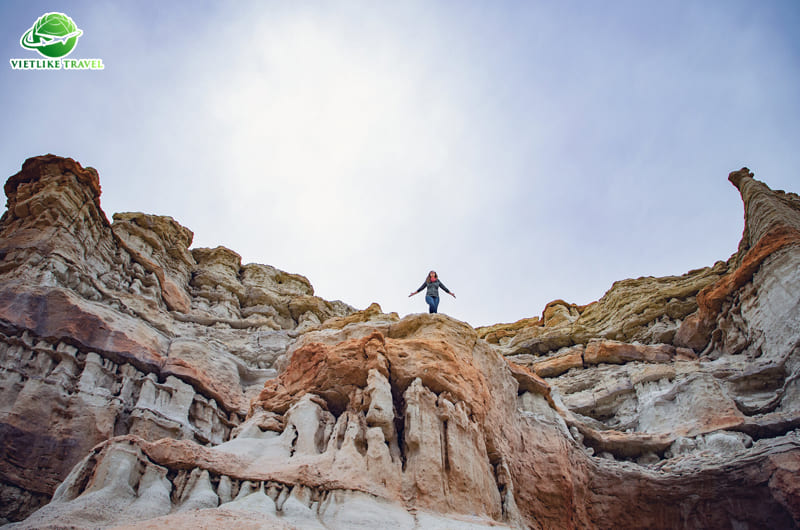 Chụp hình check-in tại Red Rock Canyon trong tour Mỹ