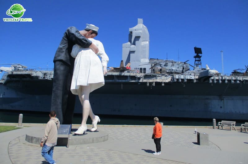 Tàu sân bay chiến hạm USS Midway và Bức tượng chàng lính Hải quân và cô y tá nổi tiếng