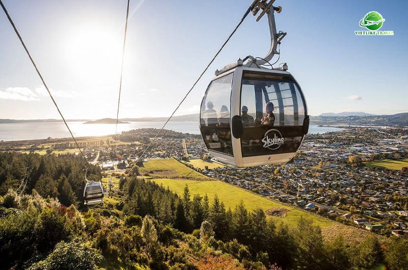 Ngồi cáp treo Skyline Gondola ngắm cảnh từ trên cao