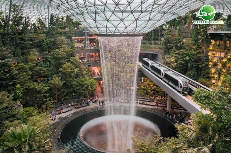 Thác nước trong nhà cao nhất thế giới tại sân bay Changi