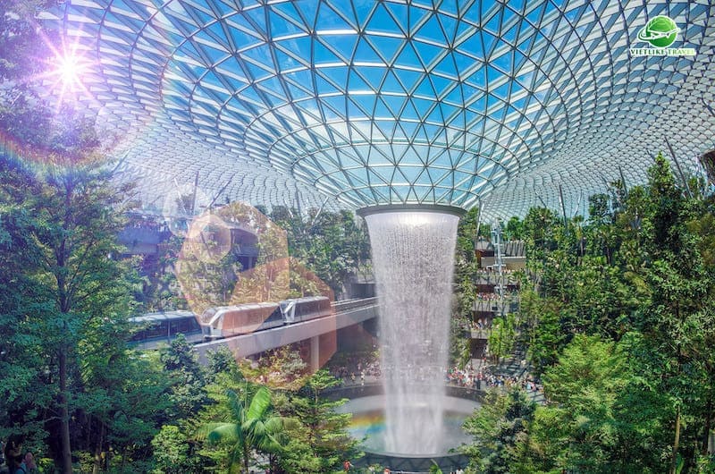 Thác nước khổng lồ trong sân bay quốc tế Changi