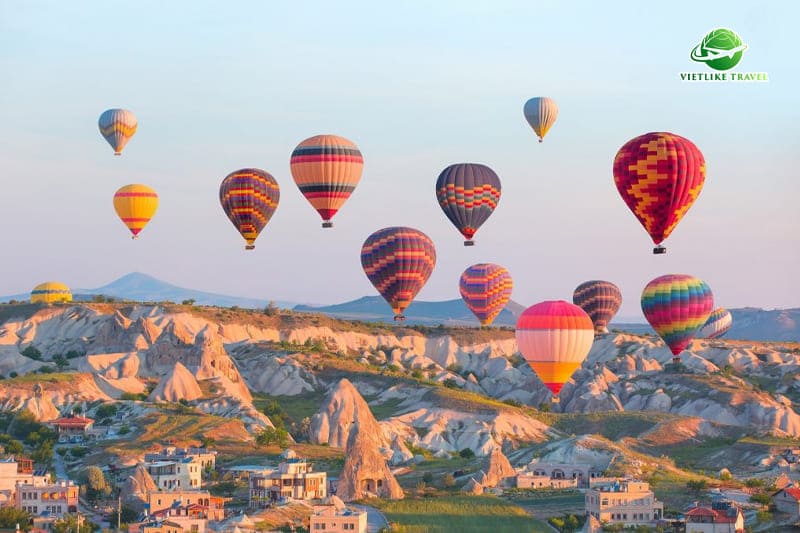 Khinh khí cầu ở thung lũng Cappadocia