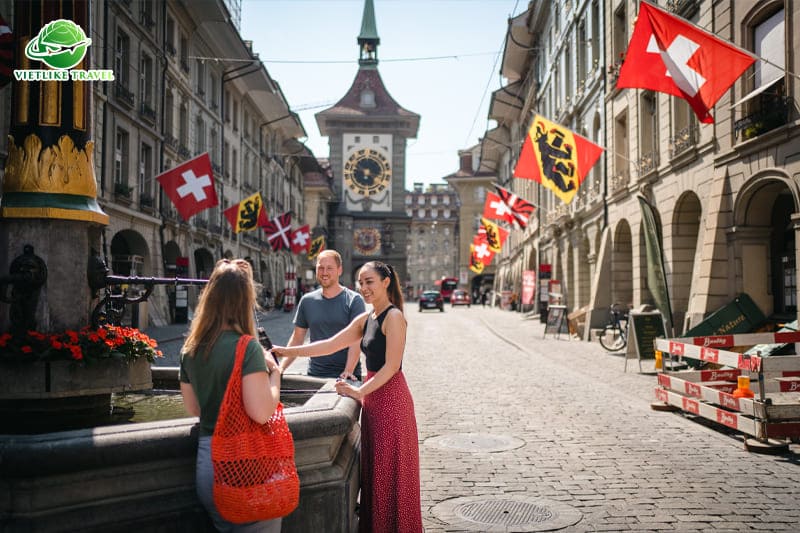 Tháp đồng hồ Zytglogge trong tour Thụy Sỹ