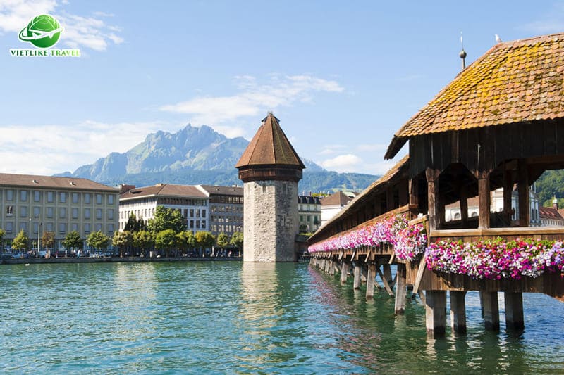 Cầu Kapellbrücke trong tour du lịch Thụy Sỹ
