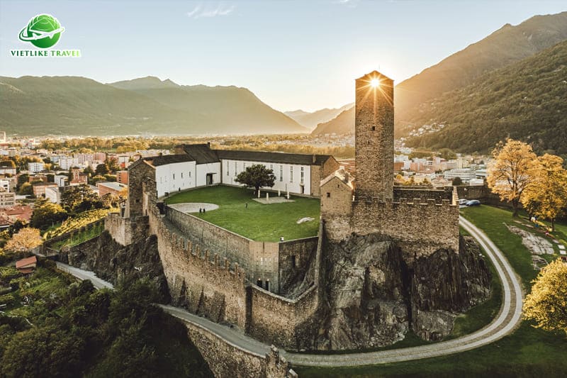 Du lịch Thụy Sỹ tham quan lâu đài Castelgrande