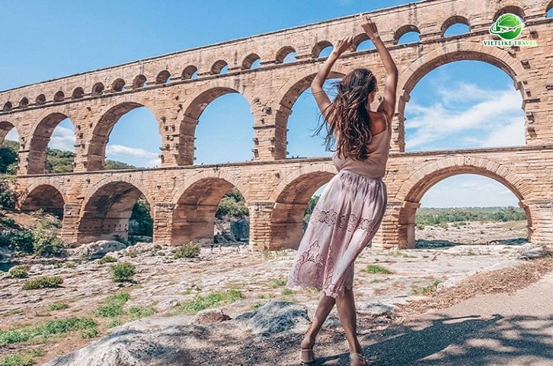Cầu Pont Du Gard là điểm check-in tuyệt đẹp khi du lịch châu Âu