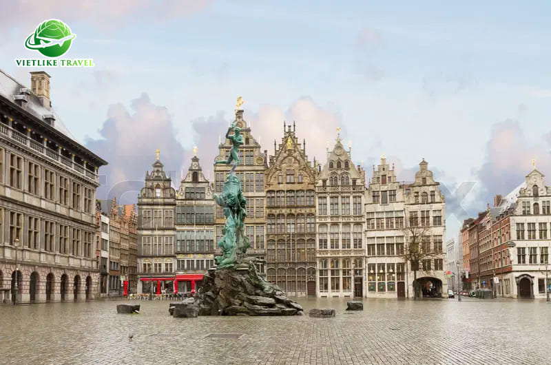 Quảng trường lớn Grote Markt trong tour Tây Âu Vietlike Travel