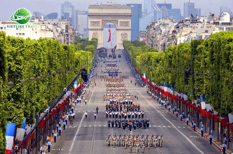 Đại Lộ Champs Elysees nổi tiếng mà du khách không thể bỏ qua