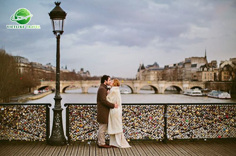 Chiêm ngưỡng Cầu Pont des Arts Bridge tour châu Âu 6 nước